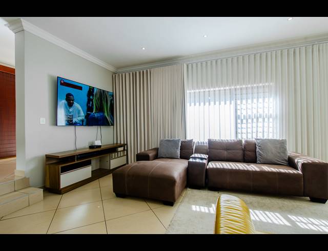 3 BEDROOM TOWNHOUSE FOR SALE IN RUA VISTA
